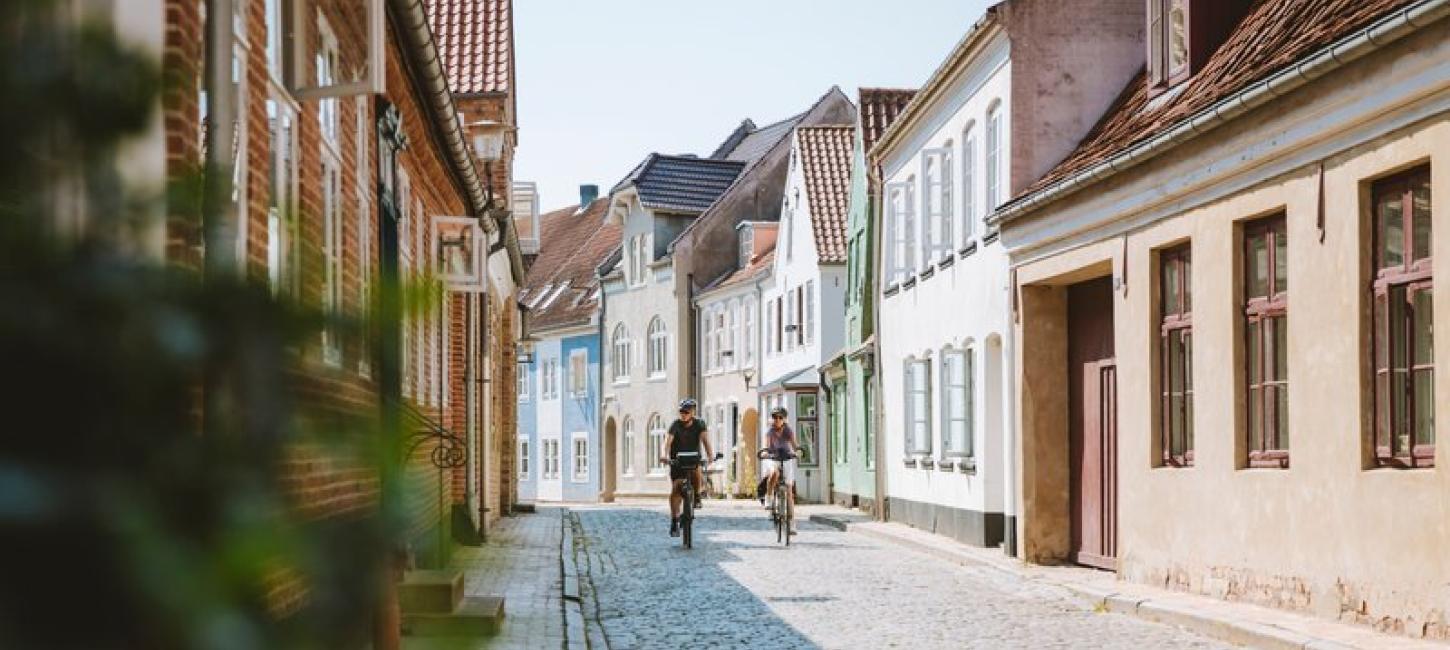 Fietsers rijden door Aabenraa Slotsgade in Sønderjylland in Zuid Jutland, Denemarken