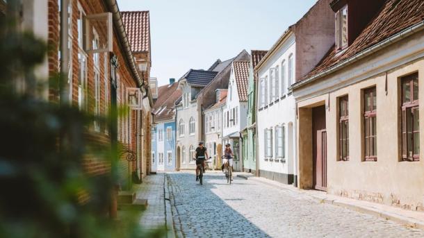 Fietsers rijden door Aabenraa Slotsgade in Sønderjylland in Zuid Jutland, Denemarken