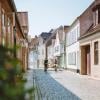 Fietsers rijden door Aabenraa Slotsgade in Sønderjylland in Zuid Jutland, Denemarken