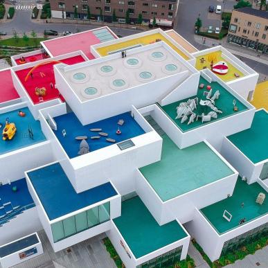 LEGO-House-oppe-fra-mange-klodser