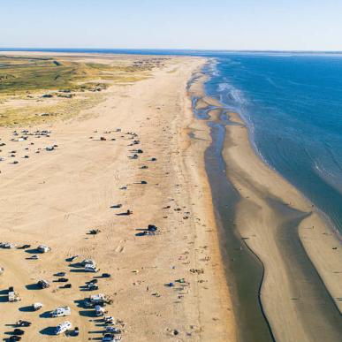 Ontdek het breedste strand van Europa, Lakolk Strand in Denemarken, waar je met de auto kunt rijden