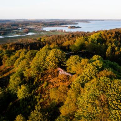 Het Sukkertoppen uitzichtpunt in het Bakkelandet natuurgebied in Zuidoost Jutland, Denemarken