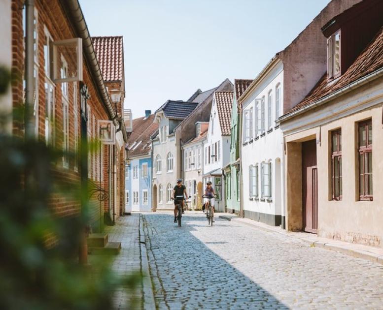 Fietsers rijden door Aabenraa Slotsgade in Sønderjylland in Zuid Jutland, Denemarken